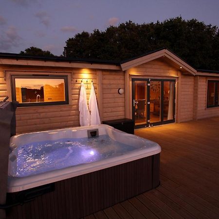 Cambridgeshire Lakes - Luxury Lodges In A Stunning Lake Location Gamlingay Extérieur photo