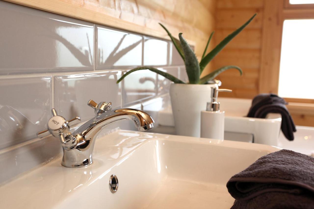 Cambridgeshire Lakes - Luxury Lodges In A Stunning Lake Location Gamlingay Extérieur photo